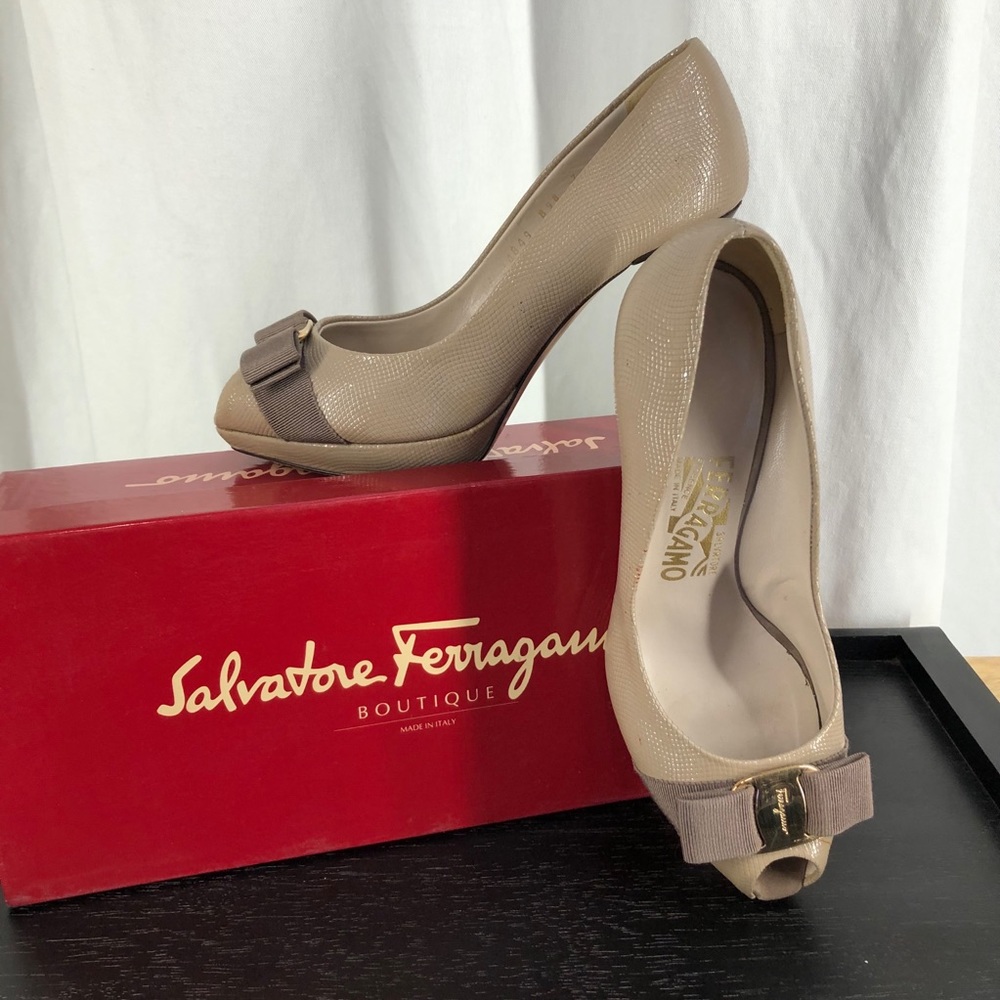 Salvador Ferragamo peep toe bow nude pumps size 7